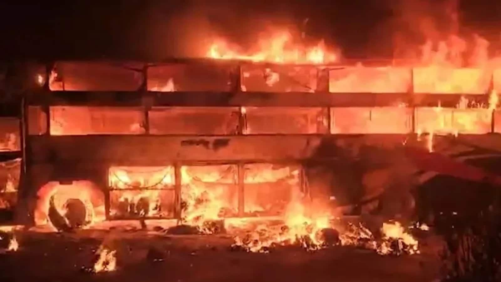 Gujarat Bus Accident: गुजरात में दर्दनाक हादसा, टैंकर से टकराते ही आग का गोला बनी बस, 4 यात्री जिंदा जले