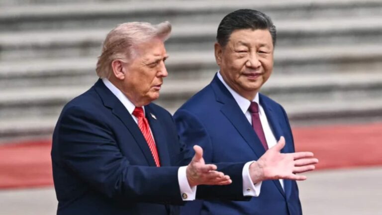 Donald Trump China Visit: ट्रंप और उनके साथ गए डेलिगेशन ने एयर फोर्स वन पर चढ़ने से पहले चीन से मिले गिफ्ट कूड़ेदान में क्यों फेंके! डस्टबिन में क्या-क्या डाल आए?