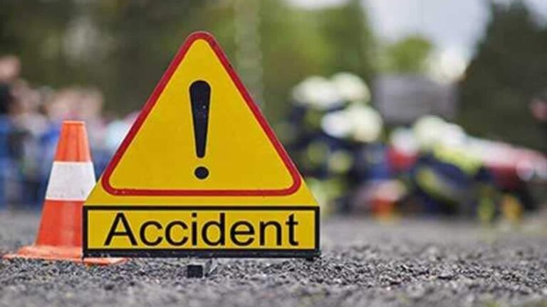 Telangana Road Accident: रेस लगाने का खौफनाक अंजाम! तेज रफ्तार हायाबुसा बाइक कार से टकराई, हादसे में 5 की मौत