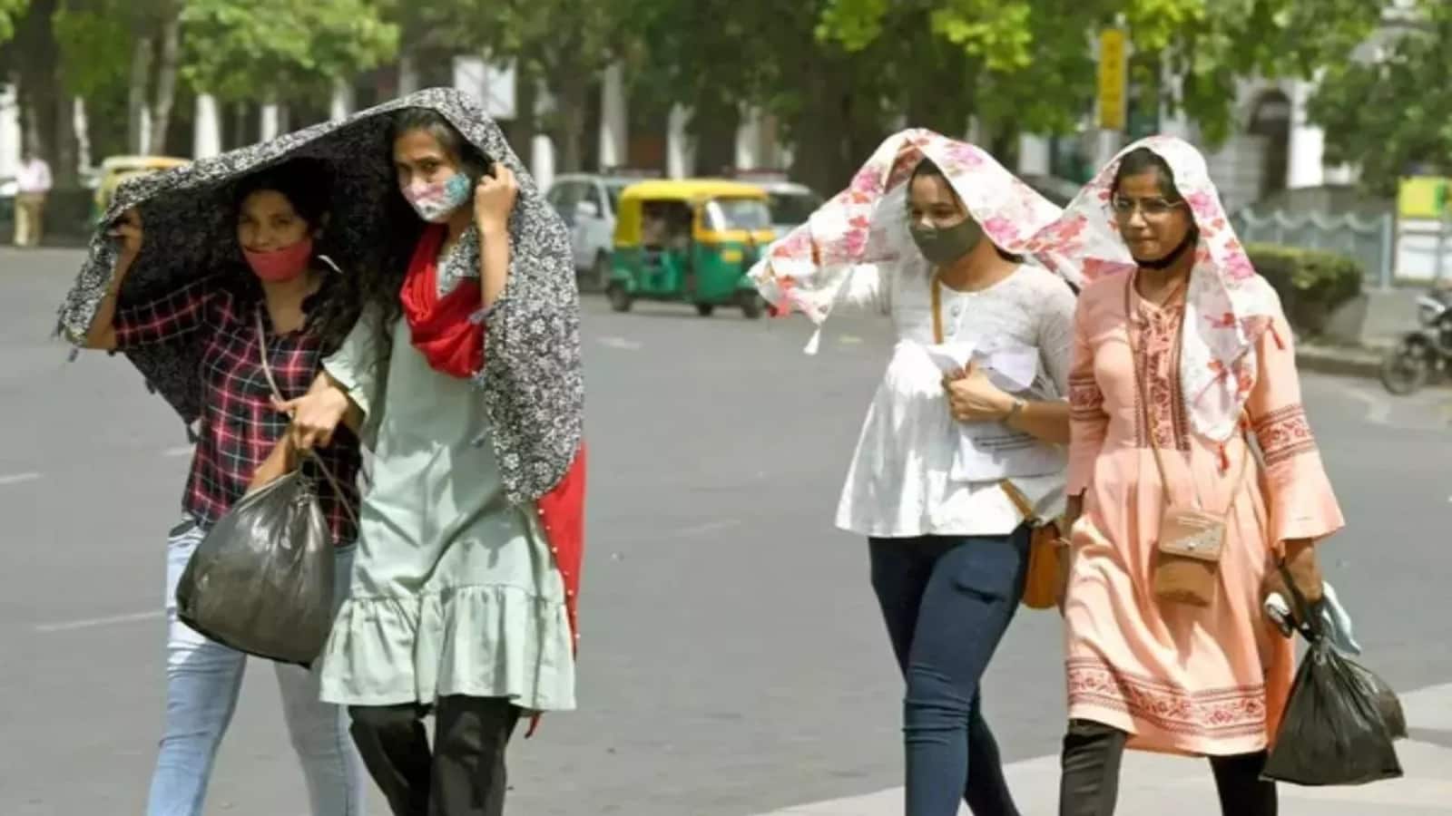 Delhi Weather Today: आंधी-बारिश के बाद दिल्ली का मौसम हुआ सुहावना, दिन में गर्मी हुई कम, अब फिर बढ़ेगा तापमान