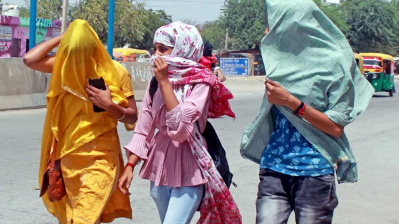 Delhi Weather Today: दिल्ली-NCR में मौसम ने फिर बदला मिजाज, बारिश के बाद अब 40°C तक पहुंच सकता है पारा, IMD ने जारी किया हीटवेव अलर्ट