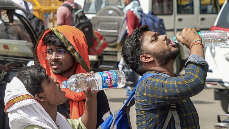 Delhi Weather Today: दिल्ली में गर्मी ने तोड़े सारे रिकॉर्ड, 14 साल बाद मई की सबसे गर्म रात दर्ज, लू को लेकर येलो अलर्ट जारी