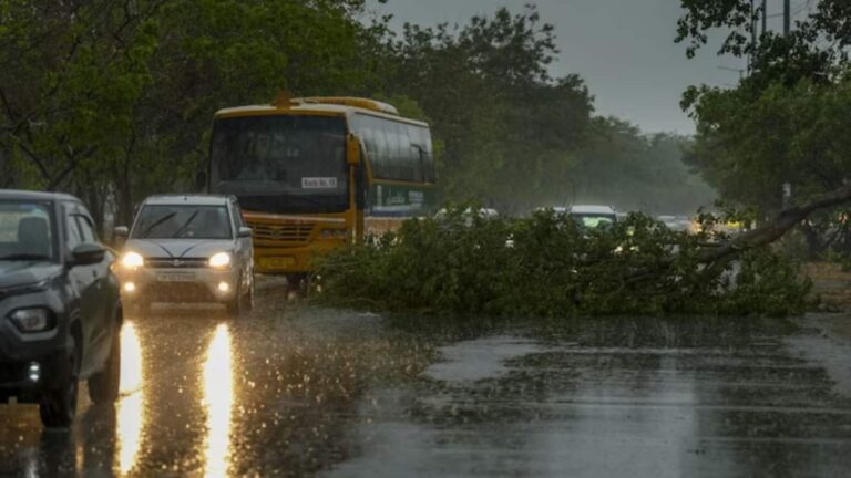 Delhi Weather Today: दिल्ली में अगले दो दिनों तक होगी बारिश, चलेंगी 50 Kmph की रफ्तार हवाएं, IMD ने जारी किया ऑरेंज अलर्ट