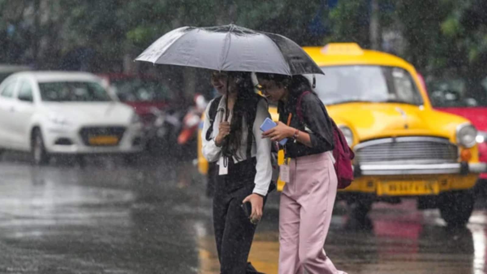 Delhi Weather Update: दिल्ली में आज भी बदल सकता है मौसम, गरज-चमक के साथ आंधी और बारिश के आसार, देखें वीकली फोरकास्ट