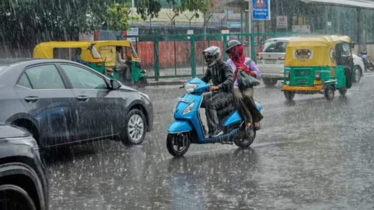 Delhi Weather Update: दिल्ली में आज बदलेगा मौसम, गरज-चमक के साथ बारिश की आशंका, IMD ने जारी किया येलो अलर्ट