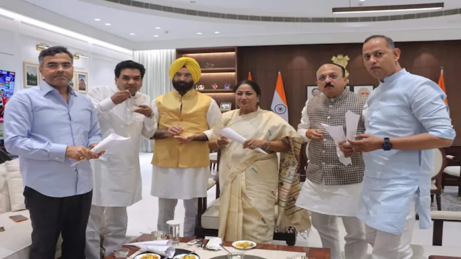 West Bengal Election 2026: "चीनी, मसाले और स्वाद.... बंगाल में BJP ने झालमुड़ी, रसगुल्ला और मिष्टी दही के साथ मनाया जीत का जश्न
