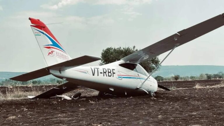 Pune Plane Crash: बारामती एयरपोर्ट के पास ट्रेनिंग प्लेन क्रैश, पायलट सुरक्षित