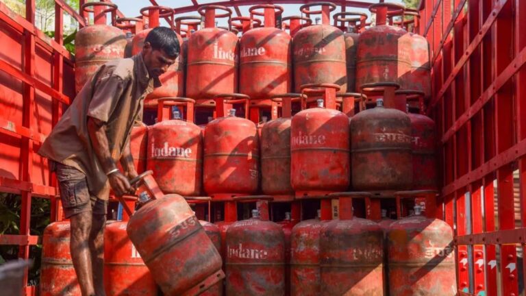 LPG Price Today: आपके शहर में कितनी है घरेलू और कमर्शियल सिलेंडर की कीमत? चेक करें पूरी लिस्ट