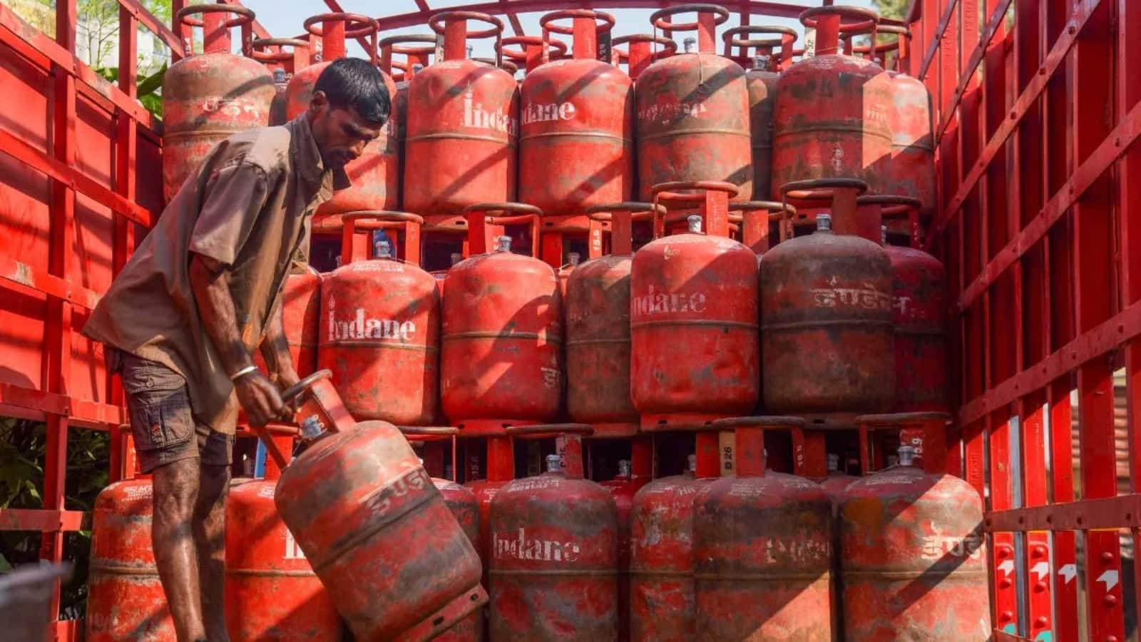 LPG Price Today: आपके शहर में कितनी है घरेलू और कमर्शियल सिलेंडर की कीमत? चेक करें पूरी लिस्ट
