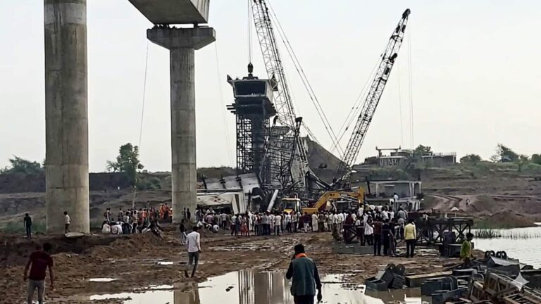 Hamirpur Bridge Collapse: यूपी के हमीरपुर में बड़ा हादसा, बेतवा नदी पर बन रहा पुल गिरा, 6 मजदूरों की मौत