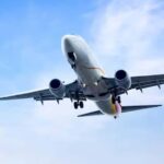 Travel Tips: फ्लाइट में फोन ऑन रखा तो क्या होगा? सच जानकर चौंक जाएंगे