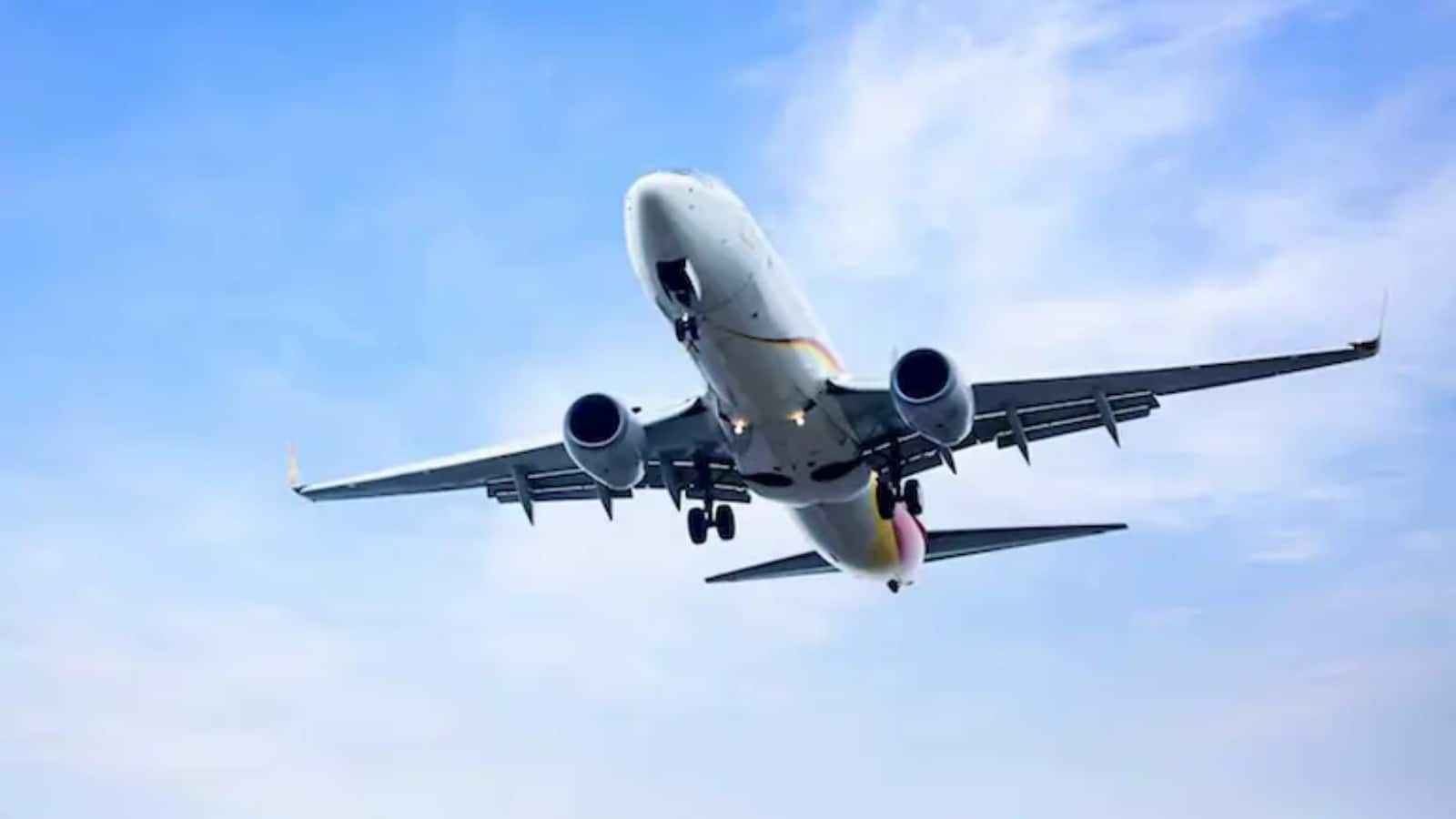 Travel Tips: फ्लाइट में फोन ऑन रखा तो क्या होगा? सच जानकर चौंक जाएंगे