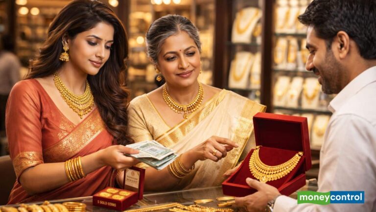 Gold Prices: सोने की कीमतों में गिरावट, ईरान युद्ध के बीच महंगाई से बढ़ी निवेशकों की चिंता