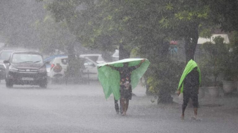 Weather Today: IMD ने इन 12 राज्यों में भारी बारिश का रेड अलर्ट दिया, 60-70kmph स्पीड वाला बवंडर कई जगहों पर करेगा भारी नुकसान