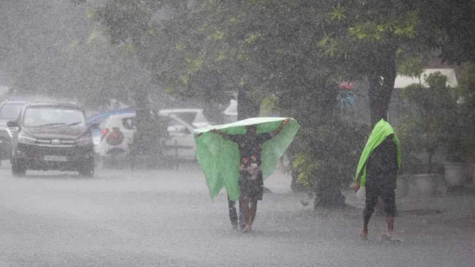 Weather Today: IMD ने इन 12 राज्यों में भारी बारिश का रेड अलर्ट दिया, 60-70kmph स्पीड वाला बवंडर कई जगहों पर करेगा भारी नुकसान