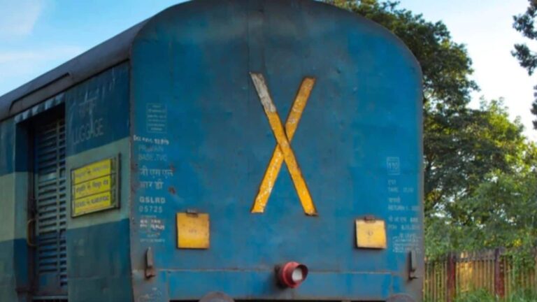 Indian Railways: ट्रेन के आखिरी कोच पर क्यों लिखा होता है X? जानिए इसका असली मतलब