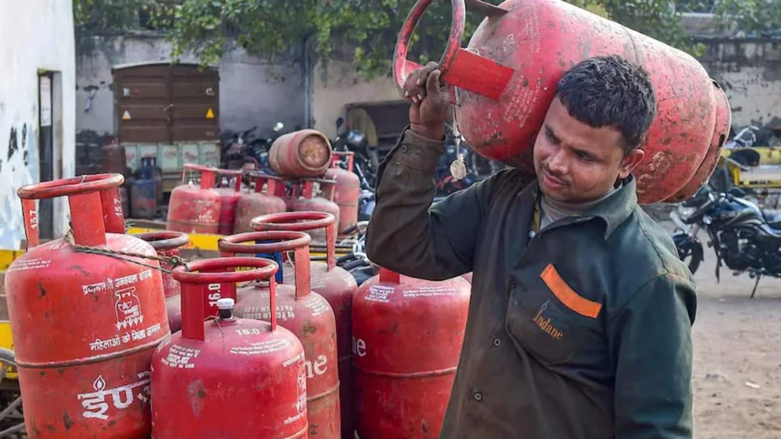 LPG Price Today: LPG गैस सिलेंडर सस्ता हुआ या महंगा? तुरंत चेक करें शहरवार नए रेट