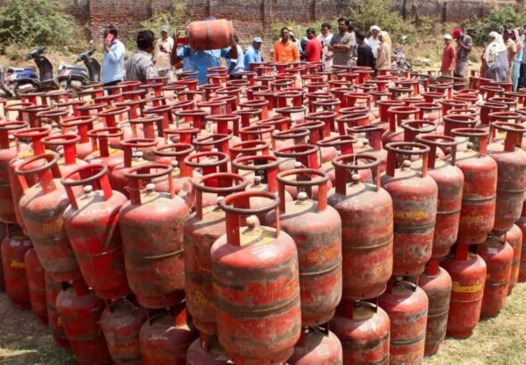 LPG Price Today: दिल्ली में गैस सिलेंडर के ताजा दाम जारी, यहां जानें घरेलू और कमर्शियल LPG के नए रेट