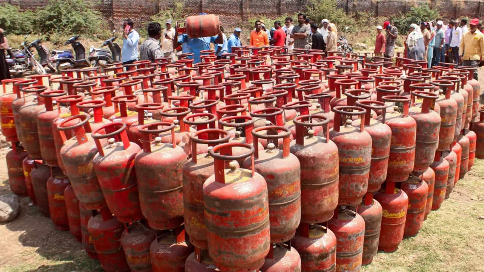 LPG Price Today: दिल्ली में घरेलू और कमर्शियल LPG सिलेंडर के नए रेट जारी, जानिए अपने शहर के ताजा भाव