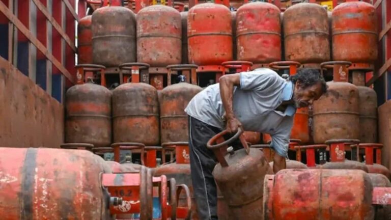 LPG Price Update India: LPG सिलेंडर की अपडेट कीमत! दिल्ली, मुंबई और बेंगलुरु में आज कितना है गैस का रेट?