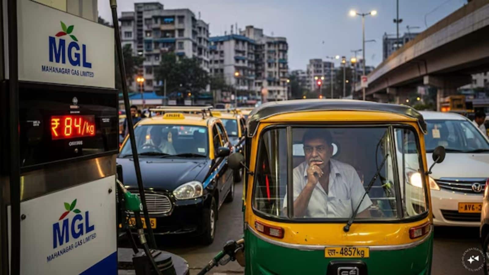 CNG Price Hike: पेट्रोल-डीजल से पहले CNG पर महंगाई की मार, इतने रुपये किलो बढ़े दाम; आज से जेब होगी और ढीली
