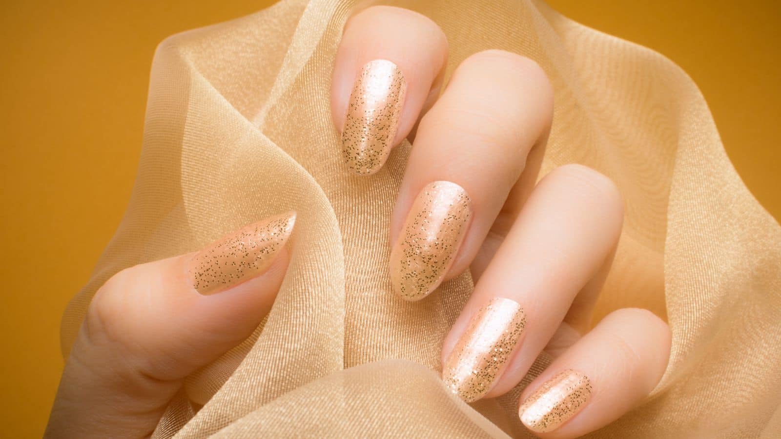 Summer 2026 nail trends: गर्मियों में हाथों को दें फ्रेश लुक, ट्राई करें ये 5 ट्रेंडिंग नेल पेंट शेड्स
