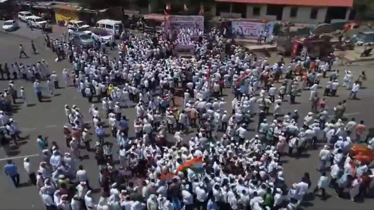 फसल की लागत ₹20/kg और भाव मिल रहा ₹1.25Kg! नासिक में प्याज किसानों का सड़क पर हल्ला-बोल