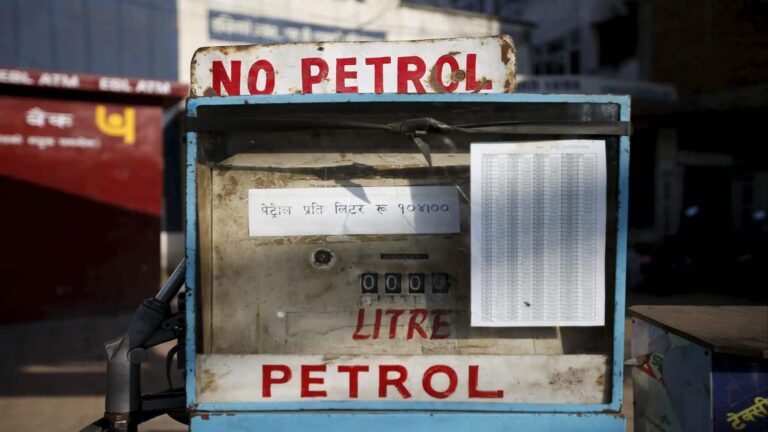 Nepal Fuel Crisis: UP से अवैध तरीके से नेपाल भेजा जा रहा है पेट्रोल-डीजल? पड़ोसी देश में 135 रुपये बिक रहा Petrol ₹100 का तेल