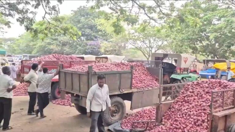 1 से 4 रुपये किलो प्याज, APMC के सामने ट्रैक्टर खाली कर चल दे रहे किसानों का दर्द! क्या मंडी पर पड़ गया युद्ध का असर?