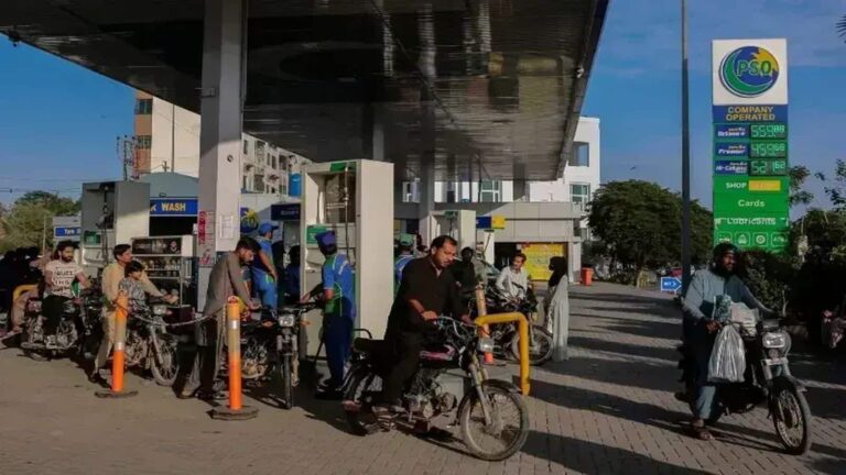 Petrol-Diesel Price: पाकिस्तान में 22 रुपये सस्ता हुआ पेट्रोल-डीजल, पड़ोसी देश में अभी भारत से कितना महंगा बिक रहा तेल? जानें- ताजा स्थिति