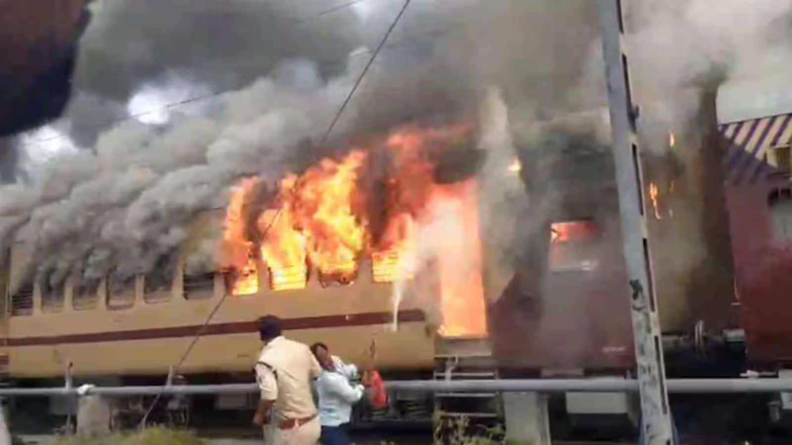 Bihar Train Fire: सासाराम स्टेशन पर खड़ी पैसेंजर ट्रेन में लगी भीषण आग, धू-धू कर जला कोच; बाल-बाल बचे यात्री