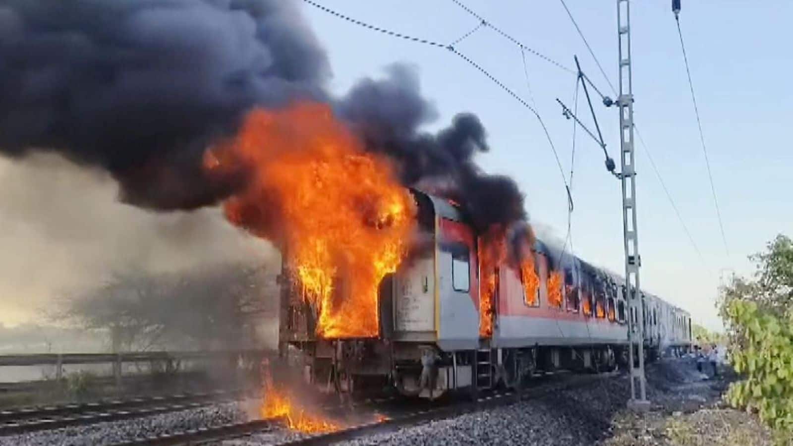 Rajdhani Express Fire: मध्य प्रदेश के रतलाम में राजधानी एक्सप्रेस में लगी भीषण आग, यात्रियों को सुरक्षित निकाला गया