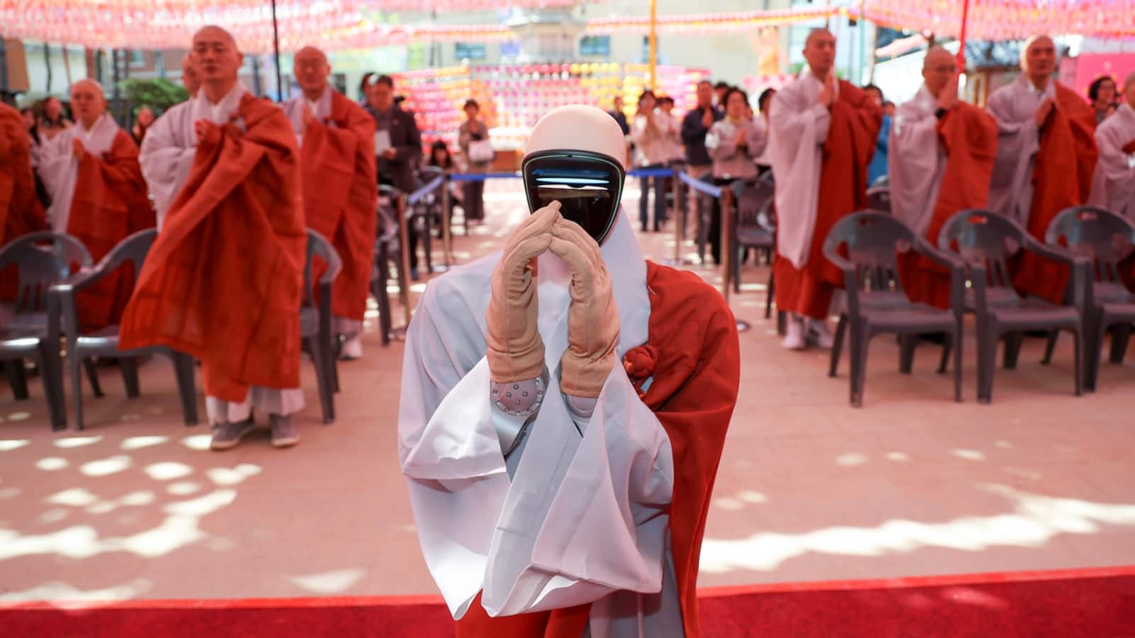 South Korean Robot Monk: अध्यात्म और AI का अनोखा संगम, दक्षिण कोरिया के बौद्ध मंदिर में पेश हुआ पहला रोबोट मोंक ‘गाबी’