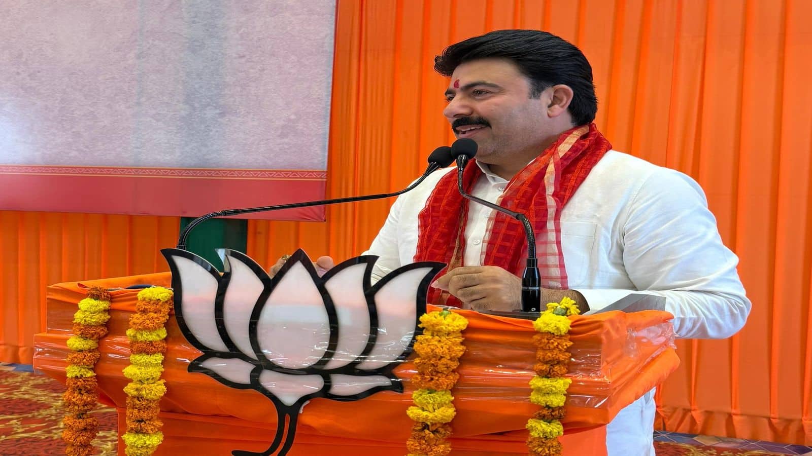 पहले बिना हेलमेट दौड़ाई बुलेट और अब यूपी BJP विधायक शलभ मणि त्रिपाठी पुलिस को चिट्ठी लिख कह रहे- 'मुझपर फाइन लगाओ'