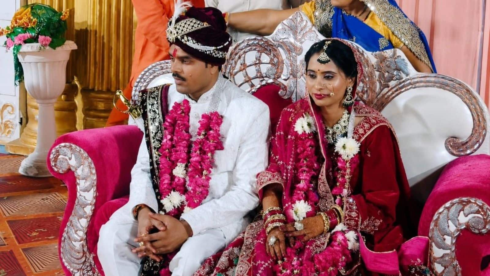 'घर वाले नहीं थे राजी', जेल में हुआ प्यार, हत्या के आरोपी से महिला जेलर ने रचाई शादी