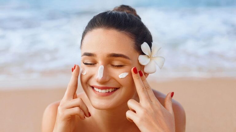 Summer Skincare Tips: धूप और पसीना आपकी स्किन को बना रहे हैं बेजान, एक्सपर्ट्स ने किया अलर्ट