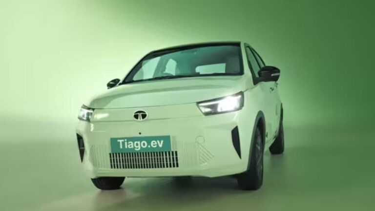 Tata Tiago Facelift 2026: डुअल वायरलेस चार्जर और 360° कैमरा के साथ मिलेंगे कई हाई-टेक फीचर्स, देखें पूरी लिस्ट