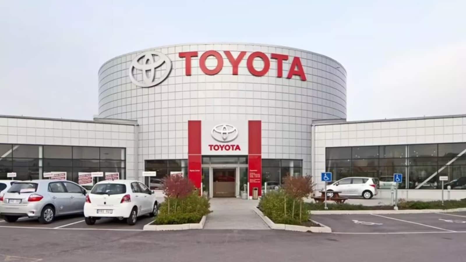 Toyota Kirloskar Motor Sales April 2026: टोयोटा की धमाकेदार बिक्री! अप्रैल 2026 में दर्ज की 17% की ग्रोथ, जानें पूरा आंकड़ा