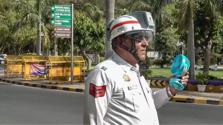 AC हेलमेट से पोर्टेबल फैन तक... दिल्ली ट्रैफिक पुलिस ने गर्मी से राहत के लिए अपनाए हाई-टेक उपकरण