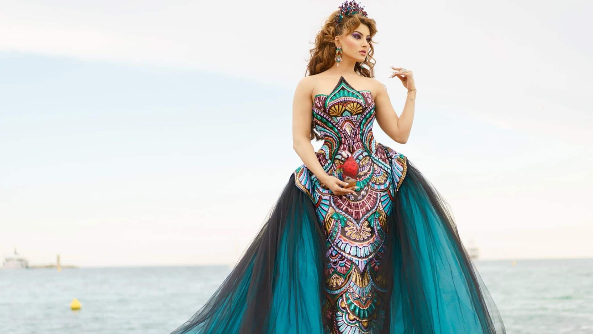 Urvashi Rautela Look: हॉलीवुड फिल्मों के बजट से भी महंगा है उर्वशी रौतेला का कान्स के रेड कार्पेट का ये लुक, कीमत जान दंग रह गई दुनिया।