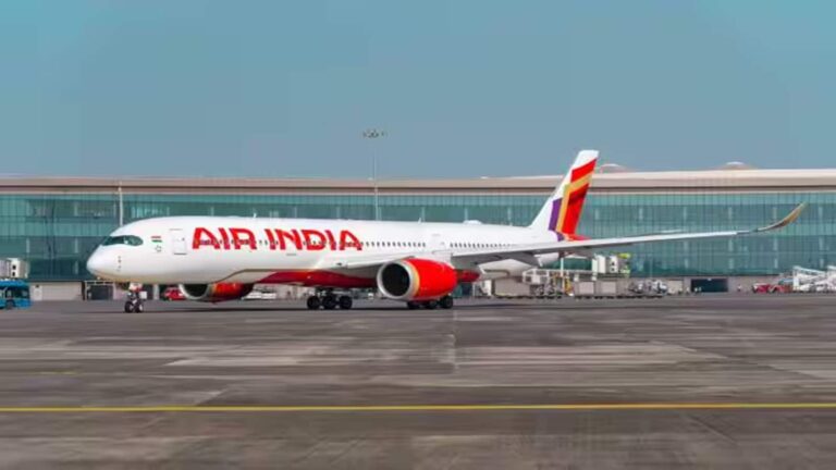Air India: हड़ताल से रुकी रही एयर इंडिया फ्लाइट, एक घंटे तक विमान में ही फंसे रहे पैंसेंजर...भड़के लोग