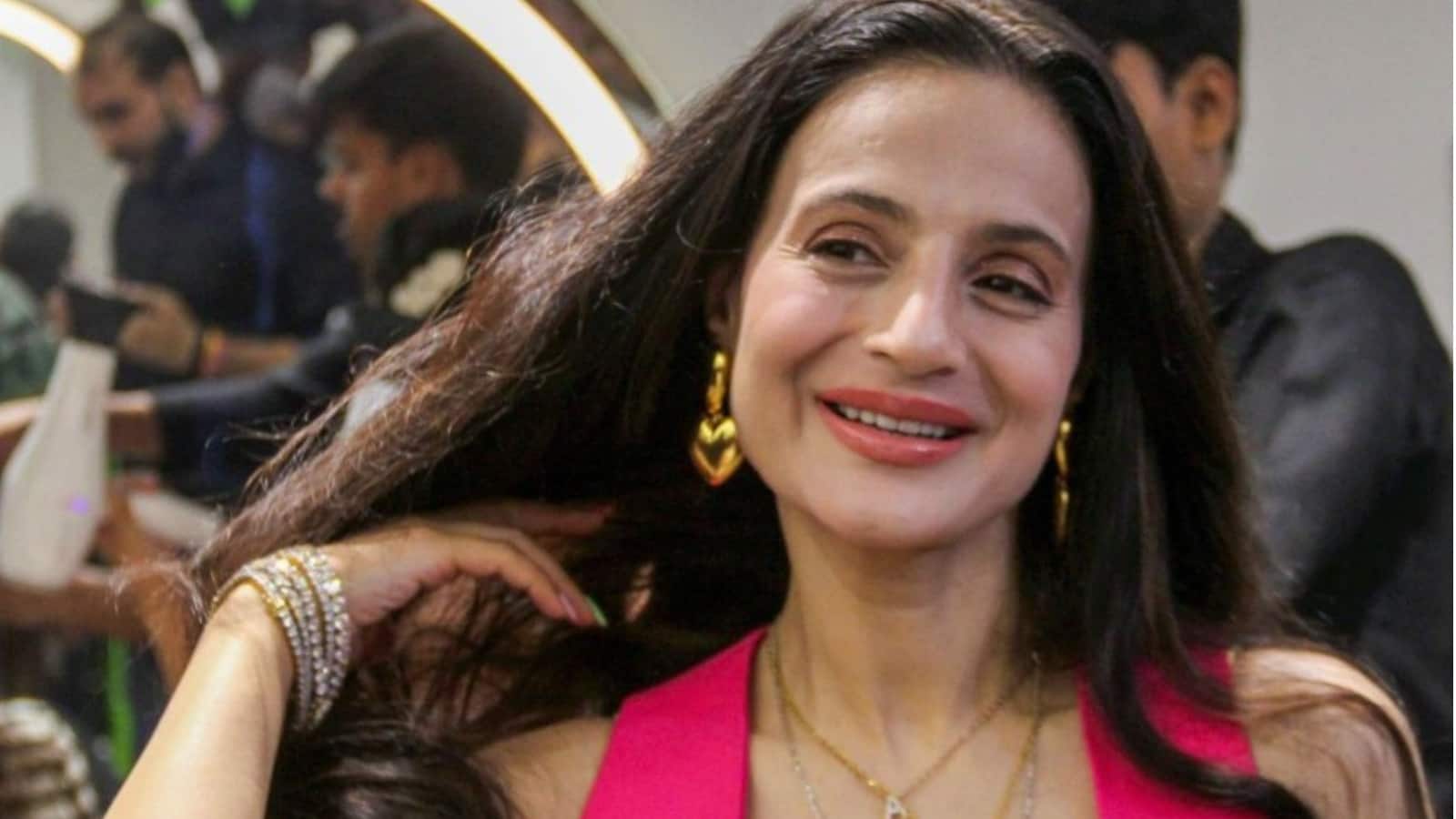 Ameesha Patel: अमीषा पटेल ने यंग एक्ट्रेस के पीआर गेम पर कसा तंज, बोलीं-आज के टाइम पर 100 करोड़ कुछ भी नहीं हैं...