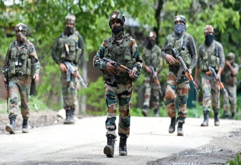 पुलवामा में सुरक्षा बलों का बड़ा ऑपरेशन, आतंकियों की मदद करने वाला गिरफ्तार...मिले ये खतरनाक हथियार