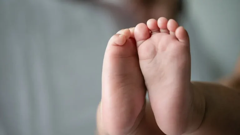 हैवान मां की खौफनाक करतूत! अपनी 8 महीने की दुधमुंही बच्ची को पिला दिया तेजाब, निकलने लगा मुंह और नाक से खून; फिर क्या हुआ?