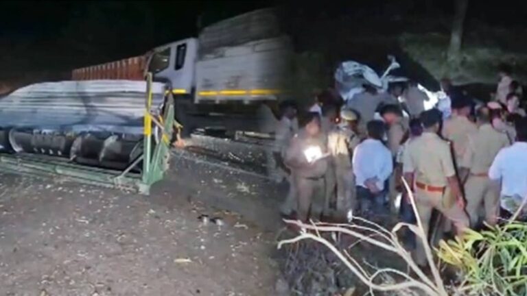 UP: बहराइच में भीषण सड़क हादसा, कार-कंबाइन की टक्कर में 4 लोगों की मौत, 2 घायल; नेपाल से लौट रहा था परिवार