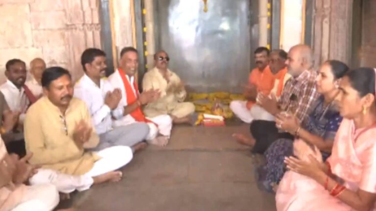भोजशाला पर कोर्ट के फैसले के बाद उत्साहित श्रद्धालु, सुबह से ही मंदिर में पूजा-अर्चना के लिए पहुंच रहे लोग, हनुमान चालीसा का पाठ भी किया