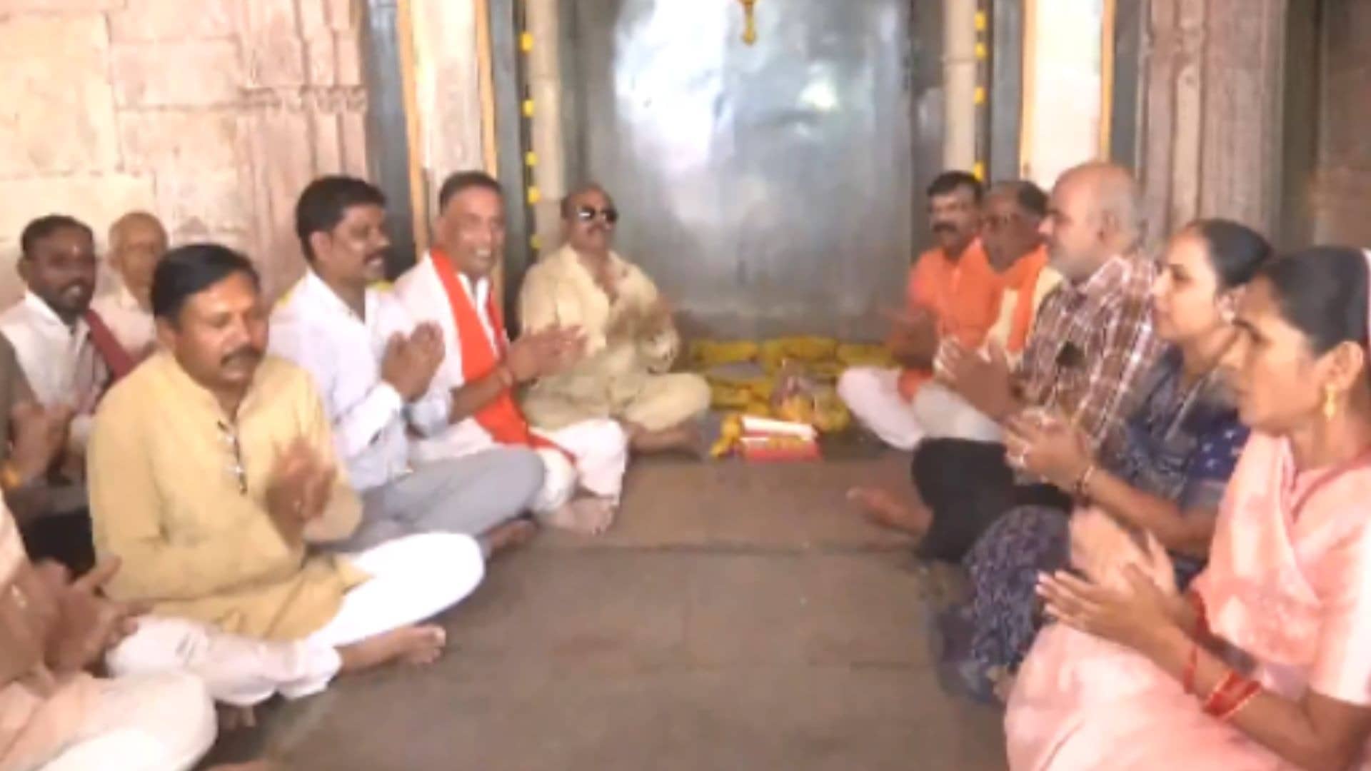 भोजशाला पर कोर्ट के फैसले के बाद उत्साहित श्रद्धालु, सुबह से ही मंदिर में पूजा-अर्चना के लिए पहुंच रहे लोग, हनुमान चालीसा का पाठ भी किया