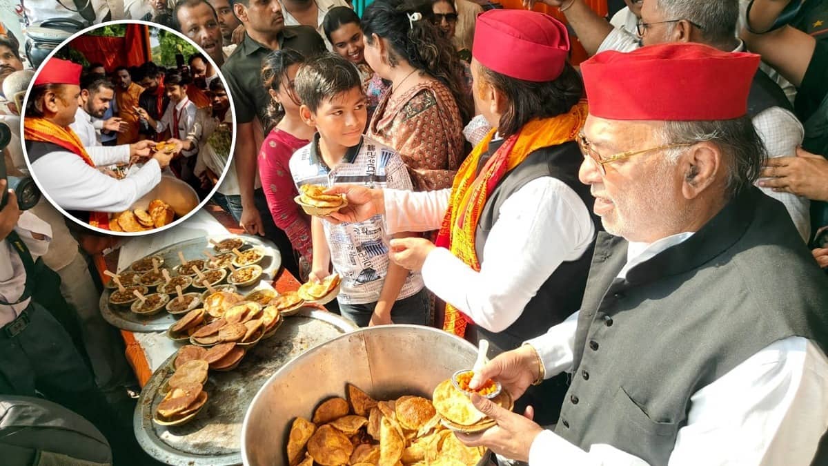 लाल टोपी, कंधे पर गमछा... अखिलेश यादव ने बांटा भंडारा, चुनाव से पहले चले सॉफ्ट हिंदुत्व की राह तो भड़की BJP, कहा- अली को मानने वाले बजरंगबली...