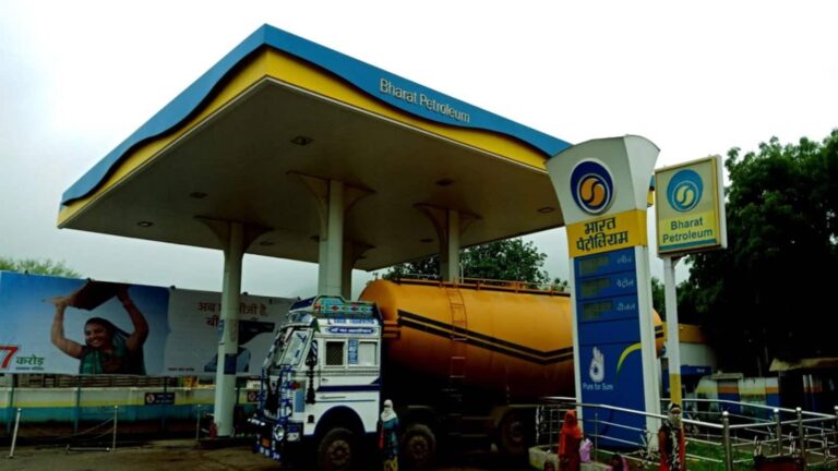 पेट्रोलियम कंपनियों के शेयरों में शानदार तेजी, BPCL 6% तक उछला; क्रूड में राहत से पेंट, टायर, एयरलाइन स्टॉक्स में भी अच्छी खरीद
