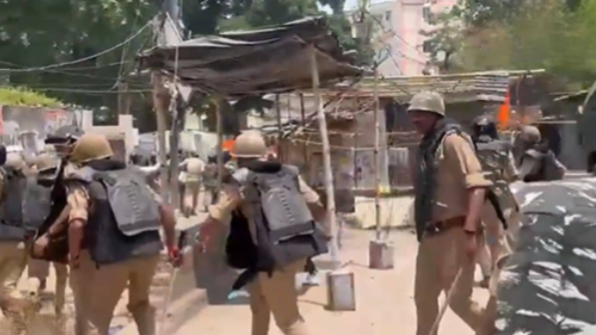 लखनऊ में बुलडोजर एक्शन पर बवाल, प्रदर्शन कर रहे वकीलों पर पुलिस ने बरसाई लाठियां; कैसरबाग कोर्ट परिसर में भारी हंगामा